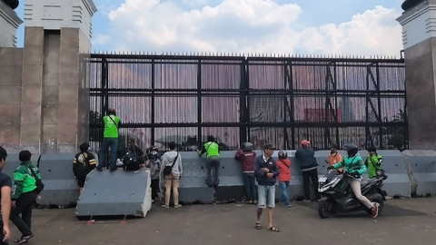 Sejumlah Driver Ojol Lempar Sampah ke Arah Gedung DPR
