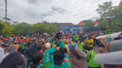 Imbas Tragedi Affan Kurniawan, Massa Ojol Gelar Aksi di Mako Brimob Solo
