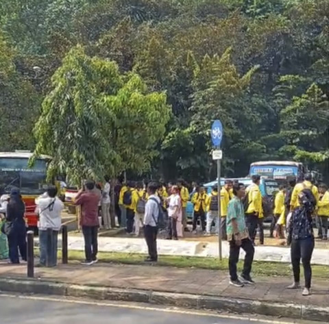 Massa Mahasiswa UI Mulai Bergerak Menuju Polda Metro, Pakai Mikrolet dan Angkot