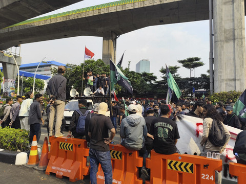 Mahasiswa-Ojol Geruduk Mabes Polri, Kecam Tindakan Represif