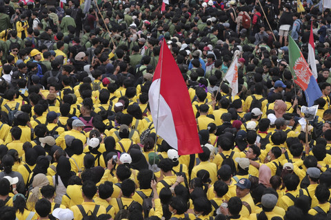 Foto: Aksi Mahasiswa Gelar Demo di Depan Polda Metro