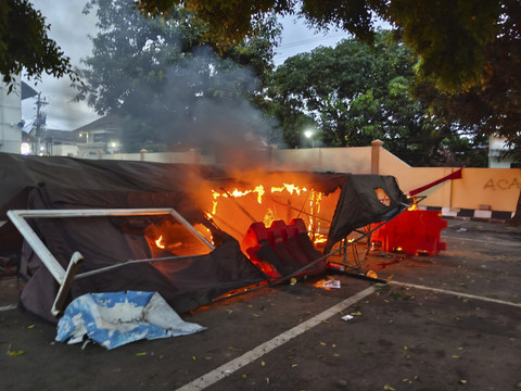 Massa yang Demo di Polda DIY Rusak Mesin ATM dan Membakar Tenda