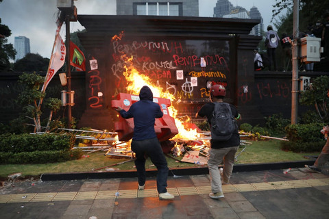 Foto: Massa Demo di Polda Metro Masih Bertahan, Bakar Pembatas Jalan-Pos Lantas