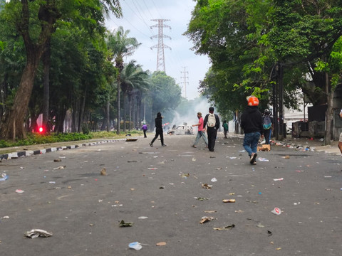 Update Terkini di Kwitang: Hujan Turun, Kericuhan Belum Juga Reda