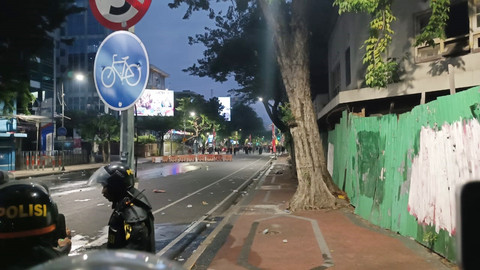 Polisi Pukul Mulai Mundur Massa Demo di Grahadi Surabaya