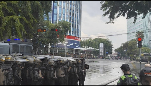 Bentrok Polisi dan Massa Pecah di Depan Kantor DPRD Sumut
