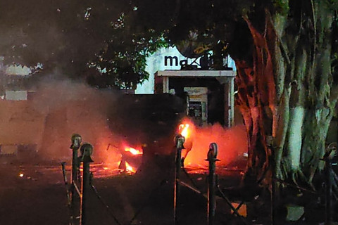 Massa Bakar Mobil di Depan Polda DIY