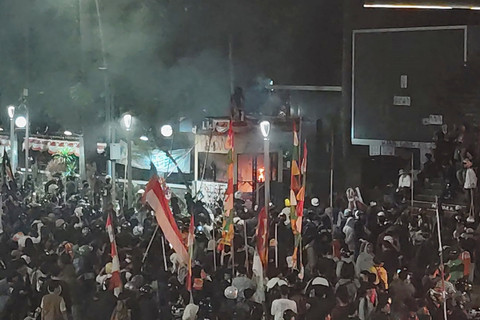 Demo di Polda Metro: Hujan Deras Mengguyur, Pos Polisi Dibakar