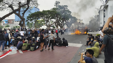 Massa Demo di DPRD Sumut Sempat Bakar Pos Pantau Polantas, Situasi Kini Kondusif