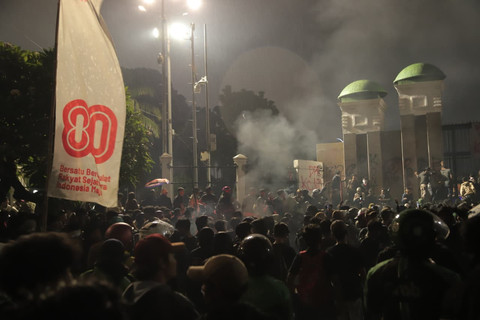 Demo di Depan DPR: Massa Lempar Molotov hingga Petasan