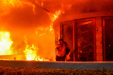 Foto: Demo di Depan DPRD Jabar Memanas, Massa Bakar Wisma MPR