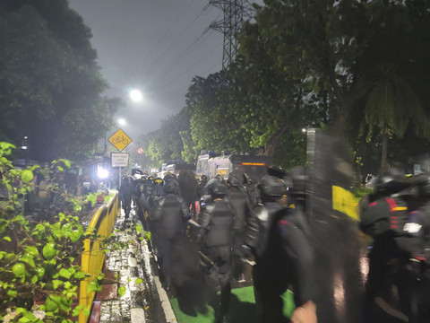 Massa di Kwitang Bertahan hingga Malam, Polisi Tembakkan Gas Air Mata