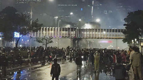 Massa Beraksi Lagi di Depan Polda Metro, Polisi Tembak Gas Air Mata
