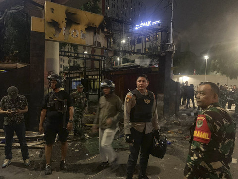 Massa Serang Polsek Jatinegara Jakarta Timur, 2 Motor Polisi Dibakar