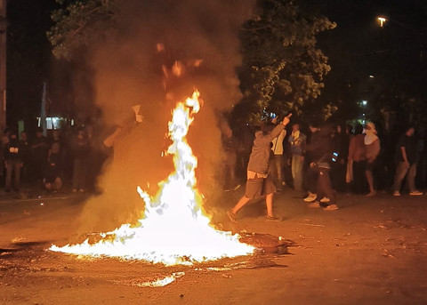 ‎Demo di Depan Mapolres Indramayu Ricuh, Massa Bakar Water Barrier
