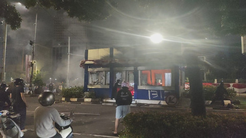 Pos Polisi di Dekat Patung Pemuda Membangun, Bundaran Senayan, Dibakar Massa