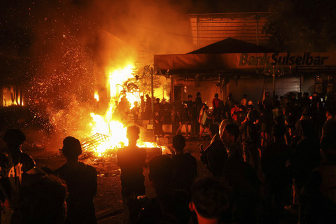 Foto: Si Jago Merah Lahap Gedung DPRD Makassar Usai Dibakar Massa