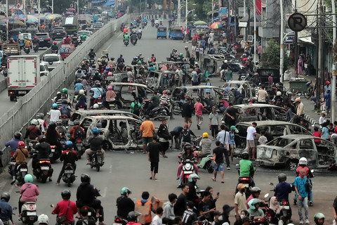 Foto: Polres Jakarta Timur Hancur dan Puluhan Mobil Hangus Terbakar
