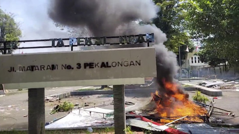 Demo di Pekalongan Ricuh, Polisi Sebut Anarko Bakar Pos Jaga DPRD hingga ATM