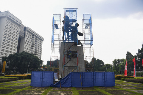 Foto: Kesibukan Pekerja Membersihkan Monumen Patung Tugu Tani