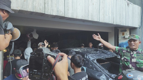 Warga Masih Jarah Kediaman Sahroni: Ambil Kulkas, Treadmill, Ancam Bakar