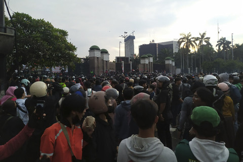 Massa Kembali Datangi Gedung DPR, Berkumpul di Tol Dalam Kota