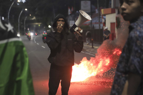 Foto: Pembakaran oleh Massa HMI di Depan NasDem Tower