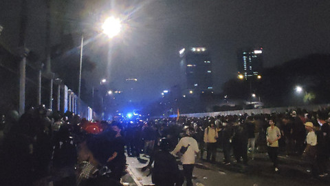 Demo di Depan Gedung DPR/MPR Ricuh, Polisi Tembakkan Gas Air Mata