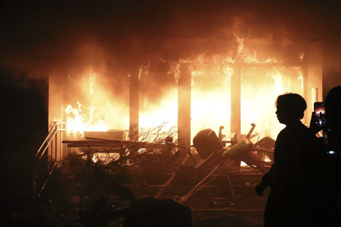 Massa Bakar Kantor DPRD Kota Kediri