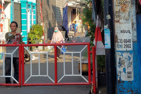 Jalan ke Rumah Sahroni Diportal Usai Dijarah, Ditutup Terpal Biru