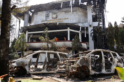 Foto: Gedung Pemerintahan di Berbagai Daerah yang Dibakar Massa