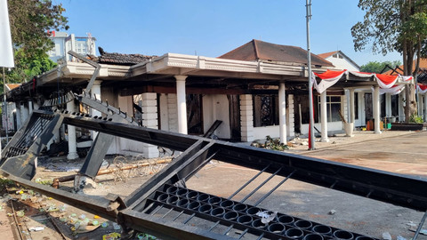 Kondisi Terkini Gedung Grahadi dan Polsek Tegalsari Surabaya Usai Dibakar