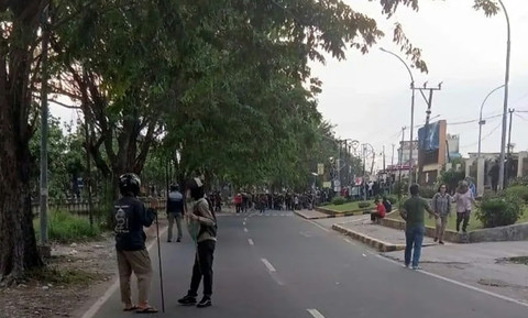 Massa Ricuh Serang Polres Metro Bekasi Kota, Polisi Tembakkan Gas Air Mata