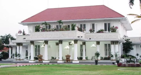Sejarah Gedung Grahadi di Surabaya yang Dibakar Massa, Berusia 2 Abad Lebih