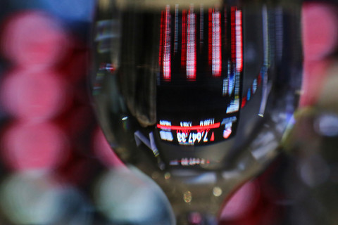 IHSG Dibuka Menguat, Naik Tipis ke 8.064