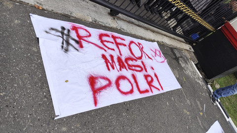 Massa Mahasiswa Gelar Aksi di Polda Sumut, Bawa Poster 'Reformasi Polri'