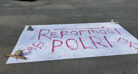 Mahasiswa di Makassar Demo Tuntut Reformasi Polri, Bakar Ban di Tengah Jalan