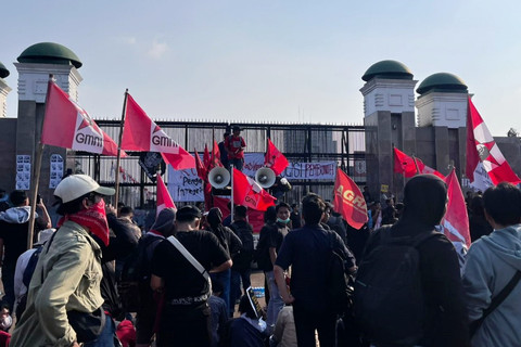 Massa GMNI, HMI, dan BEM Nusantara Mulai Padati Gedung DPR