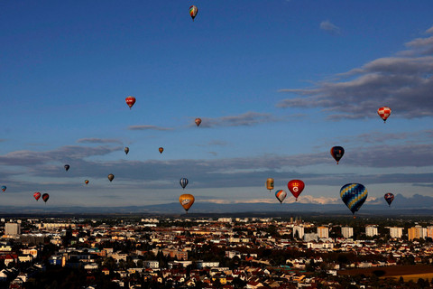 Foto: Puluhan Balon Udara Warna-warni Hiasi Langit Ceko