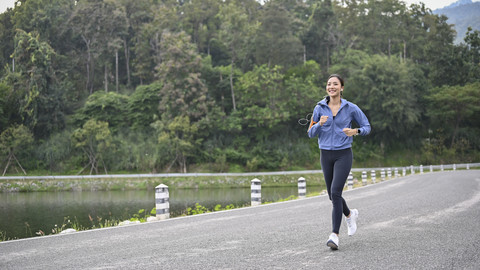 Tips Tetap Konsisten Lari Saat Musim Hujan ala teman kumparan
