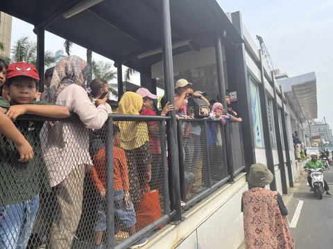 Halte TransJakarta Kebon Sirih Dipenuhi Warga yang Pulang dari HUT TNI di Monas