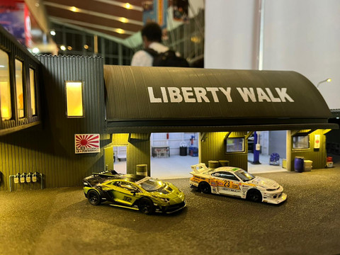 Dari Hobi Jadi Bisnis, Cerita Aam Raup Cuan dari Diorama Otomotif