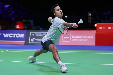 Foto: Jatuh Bangun Anthony Ginting saat Takluk dari Pebulu Tangkis Denmark