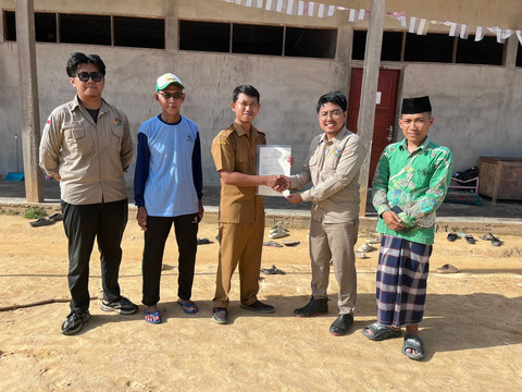 Kantah Sekadau Serahkan Sertifikat Elektronik Tanah Wakaf untuk Pesantren