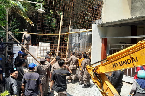 Satpol PP Semarang Bongkar Lagi Pagar yang Halangi Jalan Perumahan Sinar Waluyo