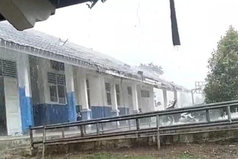 SMP di Cianjur Rusak Diterjang Hujan-Angin, Air Mengucur Deras di Ruang Kelas
