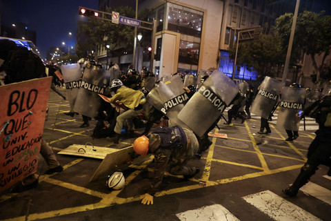 Foto: Aksi Gen Z di Peru Ricuh, 1 Demonstran Tewas Ditembak Polisi