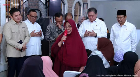 Tangis Emak-emak Pecah Saat Terima Bantuan Stimulus Ekonomi Pemerintah