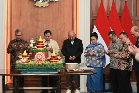Saat Prabowo Potong Tumpeng Rayakan Ulang Tahun Bareng Didit-Titiek