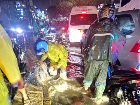 Jalan Margonda Banjir, Lalin Arah Depok Macet, Arah Jakarta Tak Bisa Dilalui